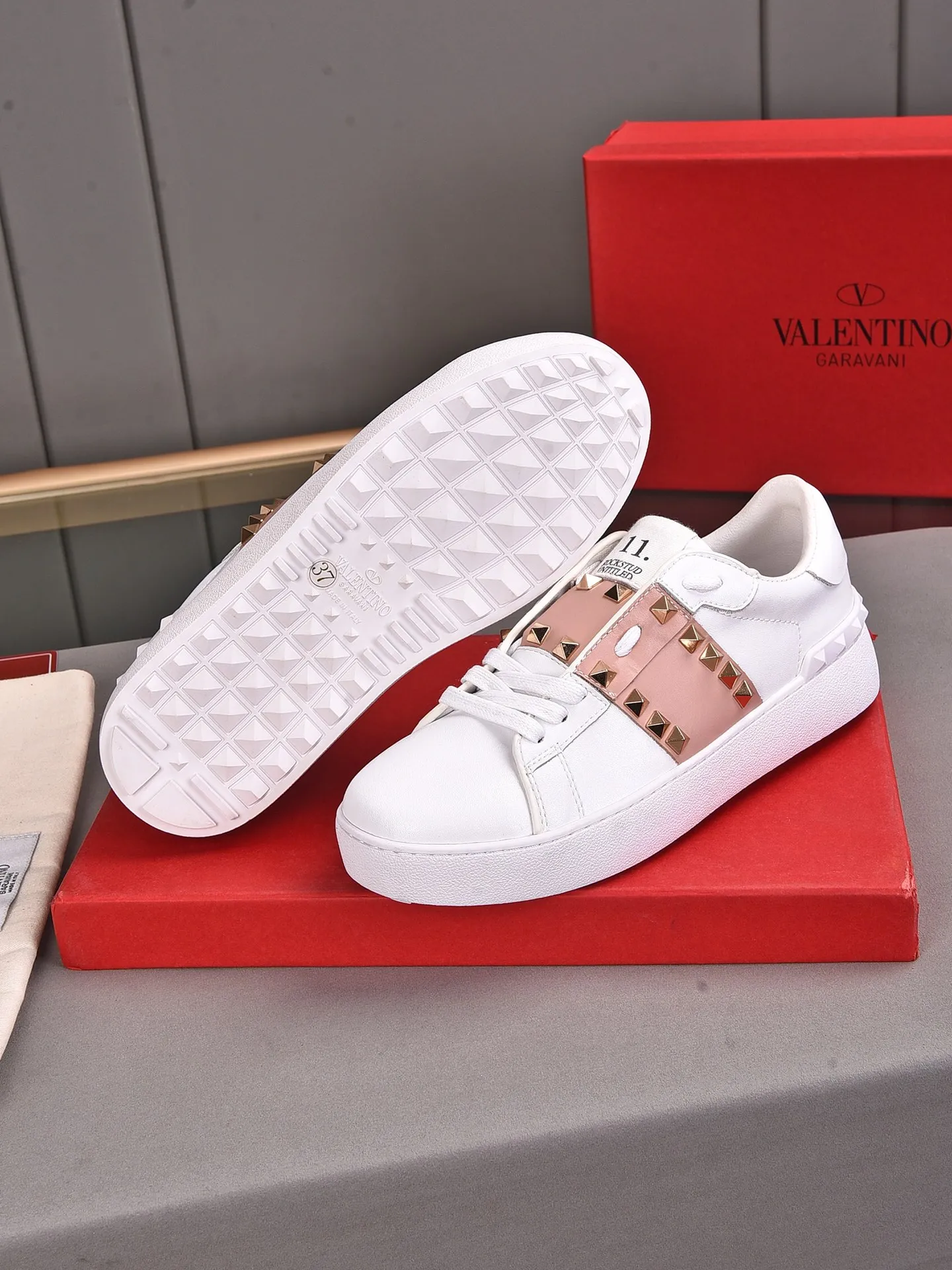 Men's shoes 440💰 (men and women couples) Valentino classic color matching series casual shoes. Made with heavy craftsmanship, good products pay attention to every detail. A must-have trendy item that can be worn all year round, it has been worn by many celebrities and Internet celebrities~~Imported cowhide surface, unique design concept, sheepskin lining, counter quality. Women’s clothing 35-40. Men’s clothing 39-44, 45-46 (returns and exchanges are not supported for custom-made items)